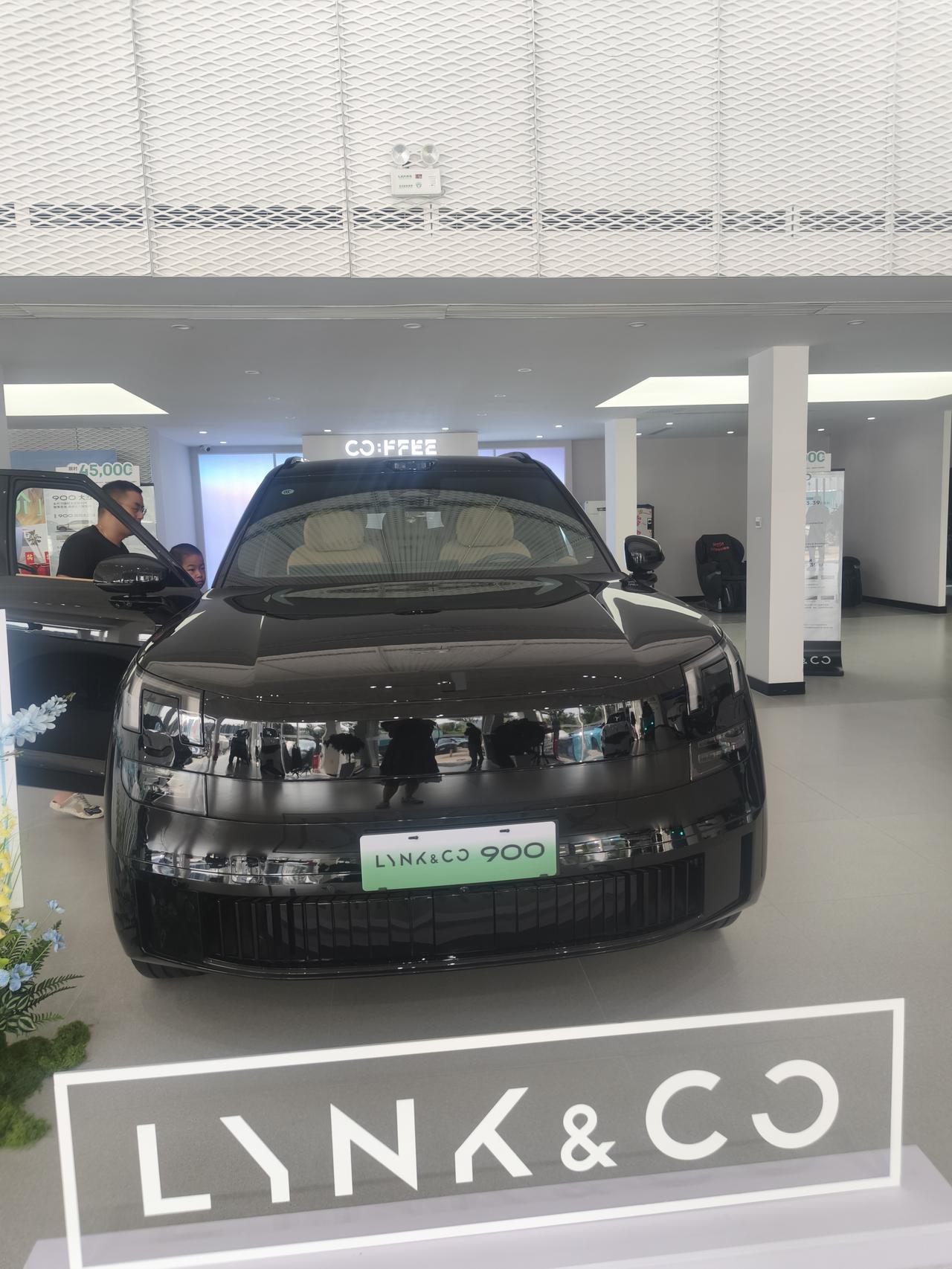 领克4S店，全场就领克900最惊艳。好酷！现在买车30.99万元起，而且而且真的