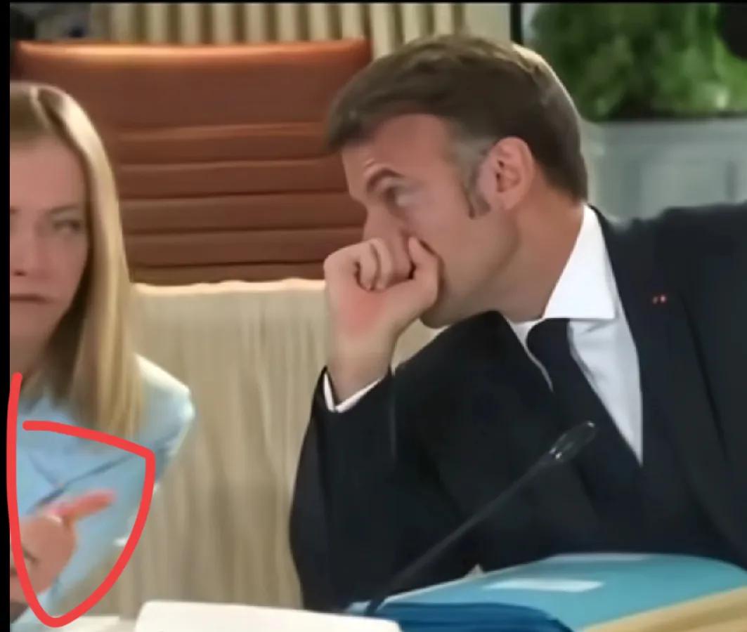 G7会议现场，马克龙与梅洛尼，窃窃私语说悄悄话！二人侧着身子歪着头，都快贴着脸了