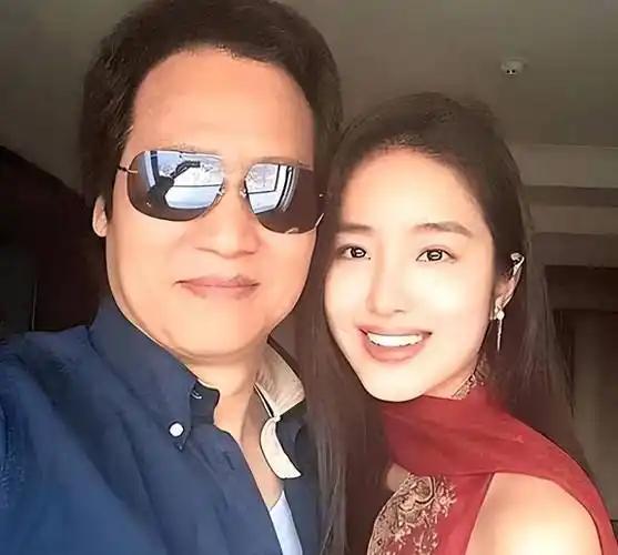 2017年，25岁的杨采钰在小区电梯口被陈金飞搂住亲吻，她没躲。几天后，她直接甩