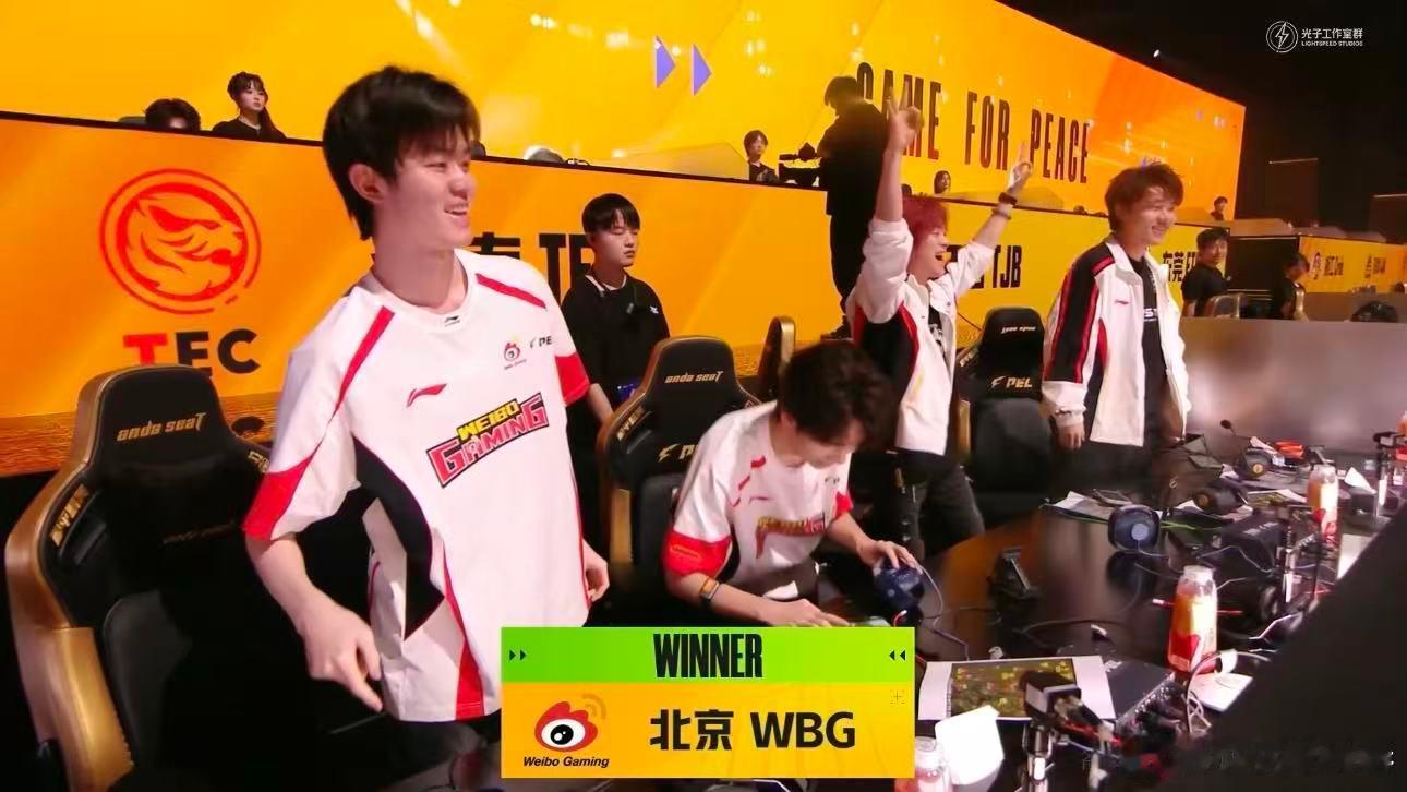 WBG吃鸡扩大分差 周决再拿下一鸡直接拉开差距，187分断层领跑，队内三名选手挤