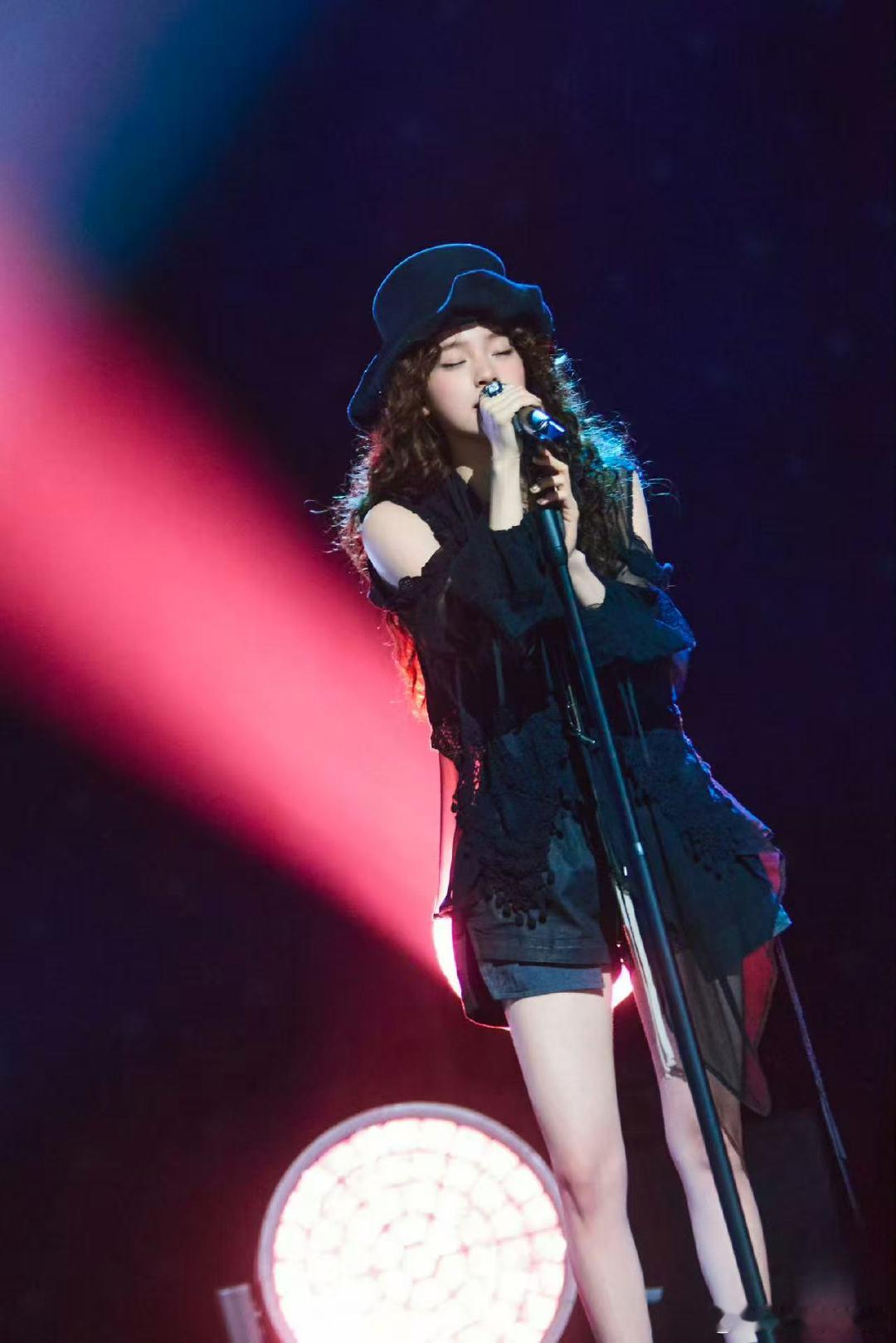 欧阳娜娜尝试了黑松露穿搭 声生不息欧阳娜娜穿搭从没输过，黑松露系全黑造型美到心坎