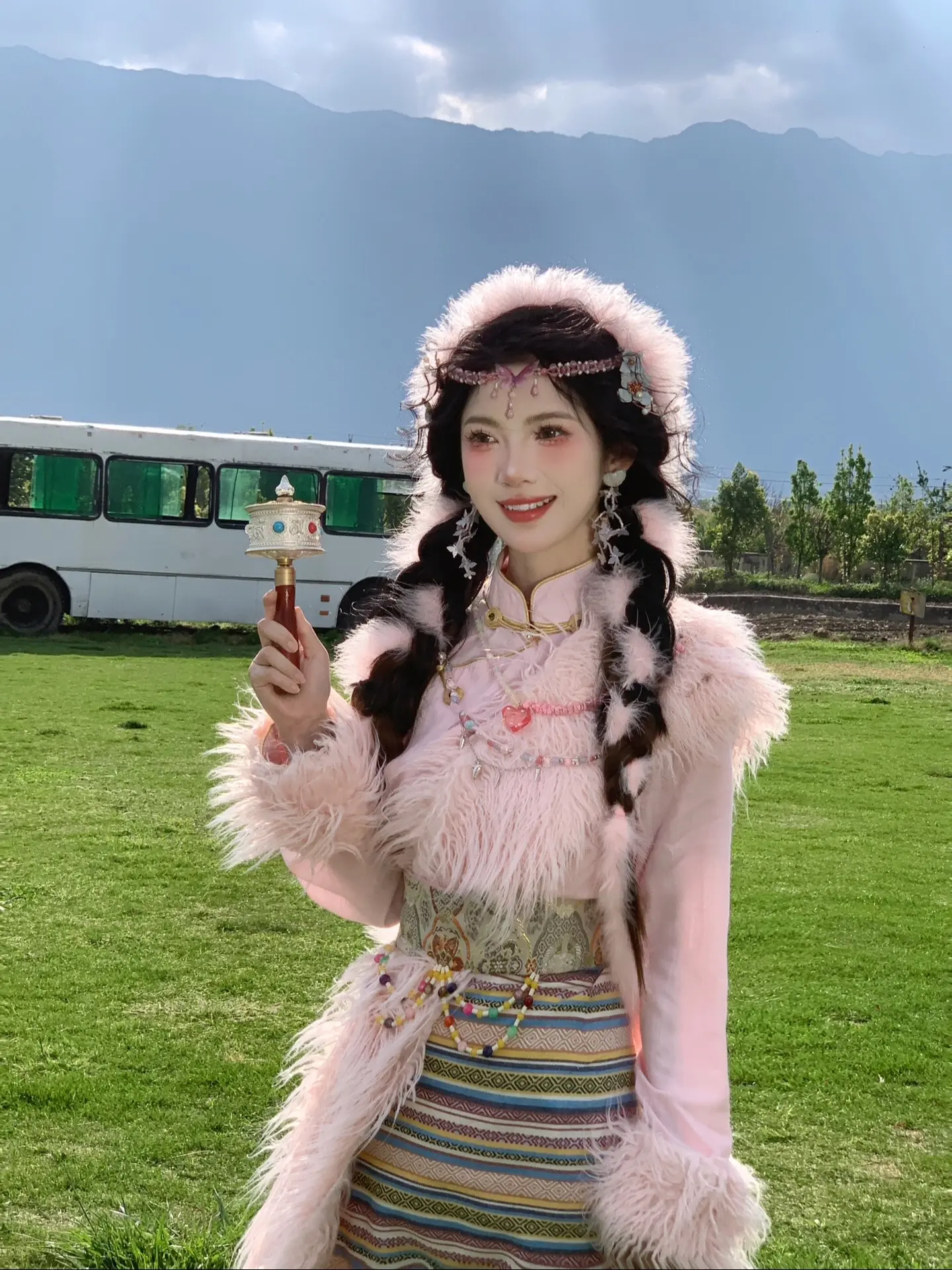 姐妹们 快去大理牧场拍抱小羊 超萌啊！