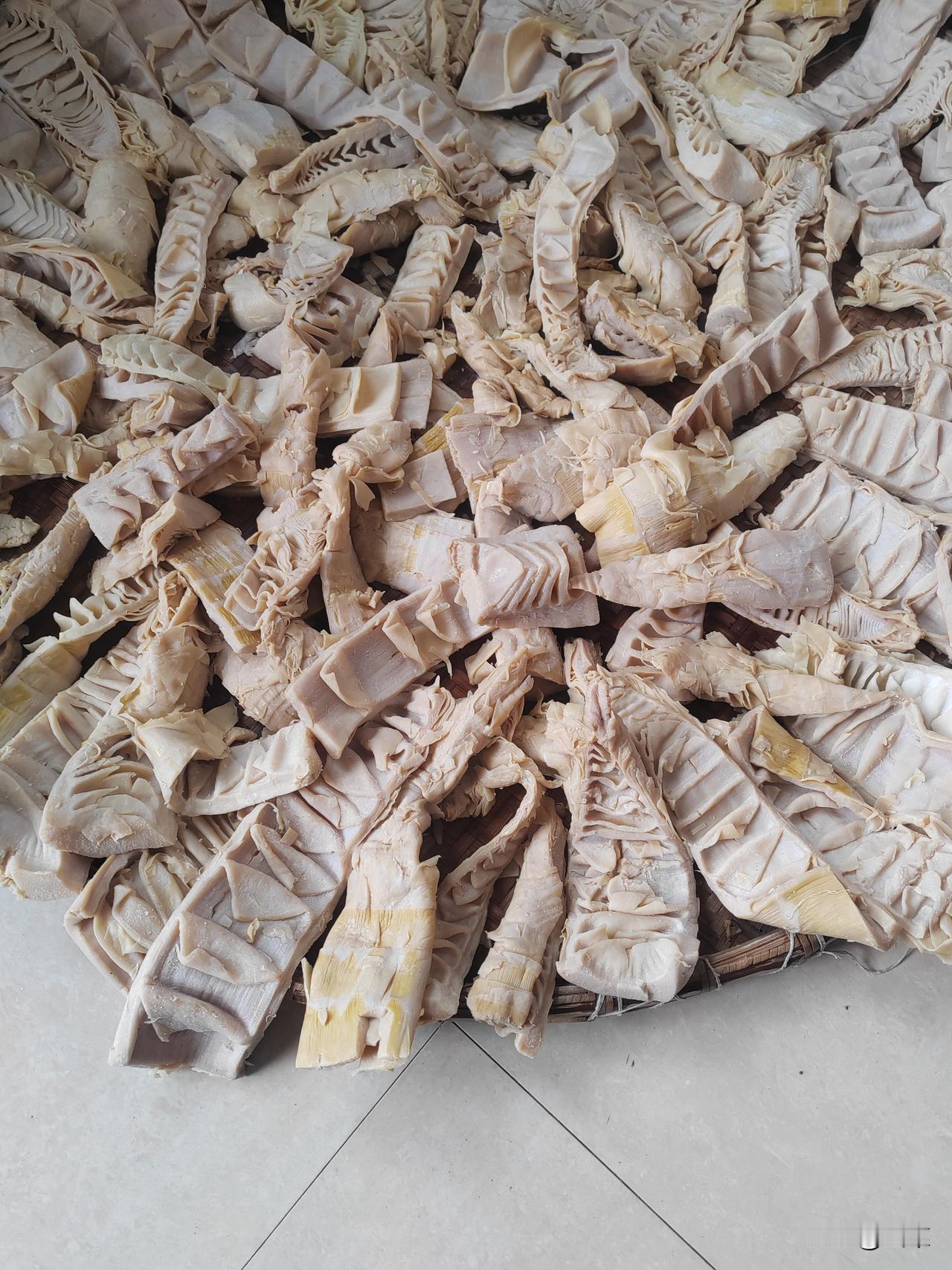 每年这个时候都要晒笋干，大城市来的客人就好这一口。
他们以为很简单，去年在当地买