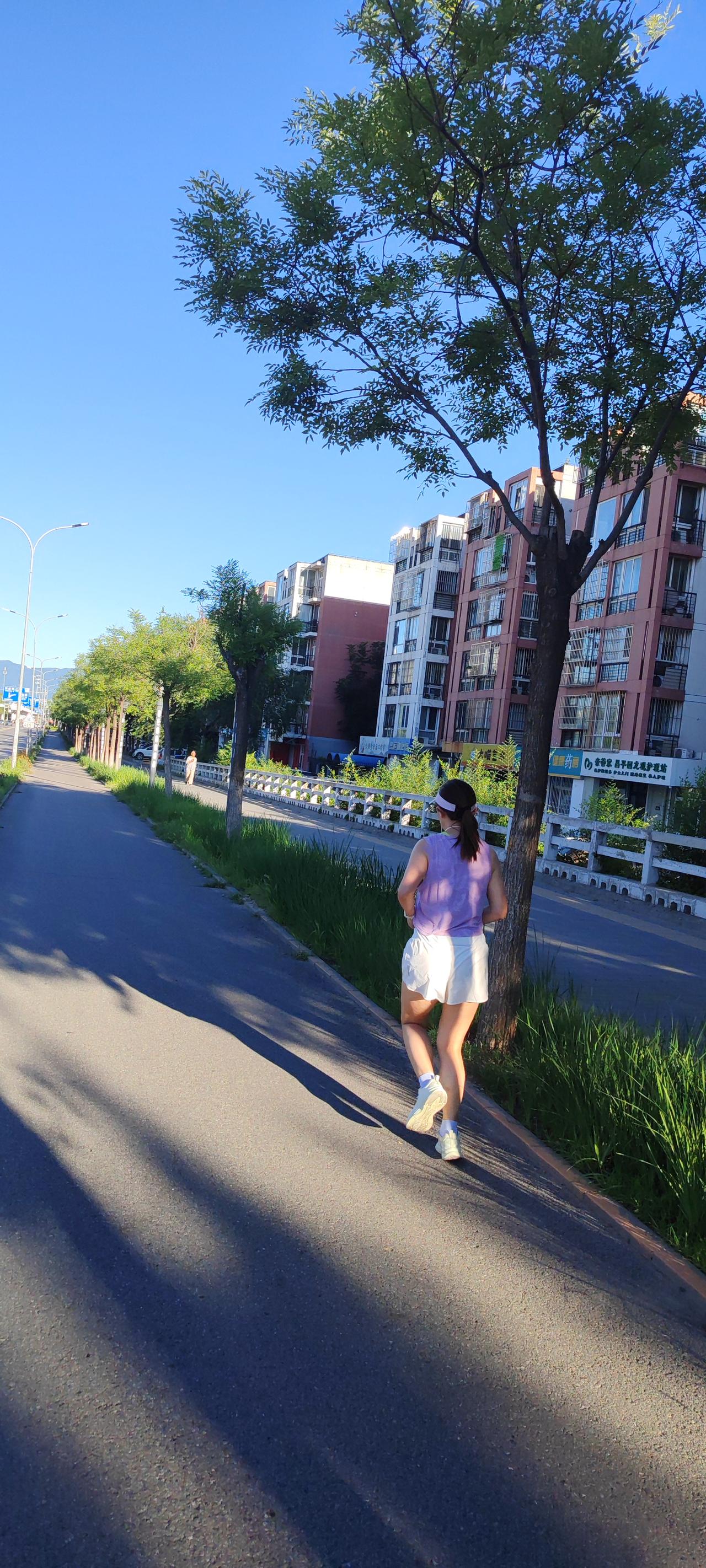 我认为不是
钱绝非万能，它买不来清晨的第一缕阳光，换不回家人围坐的欢声笑语，更填