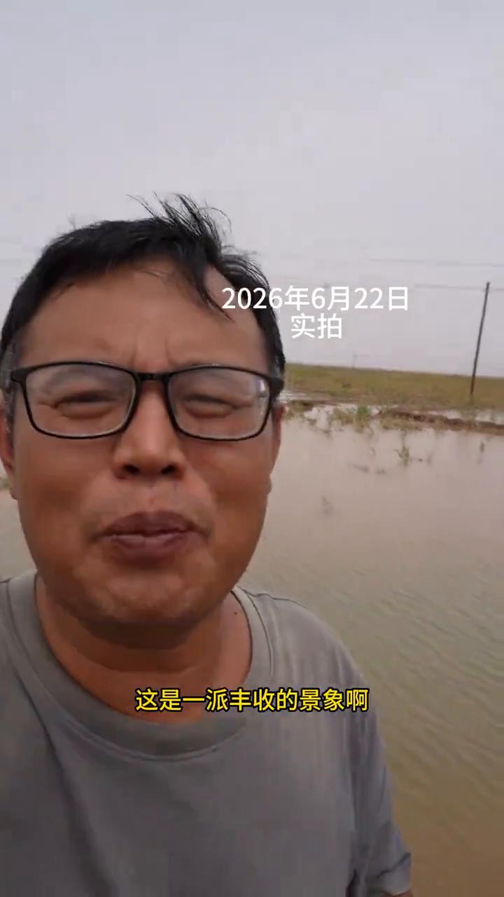 现场打卡和田沙漠洪水过后碧水滋润，沙漠绿意盎然。
2026年6月22日实拍。大家