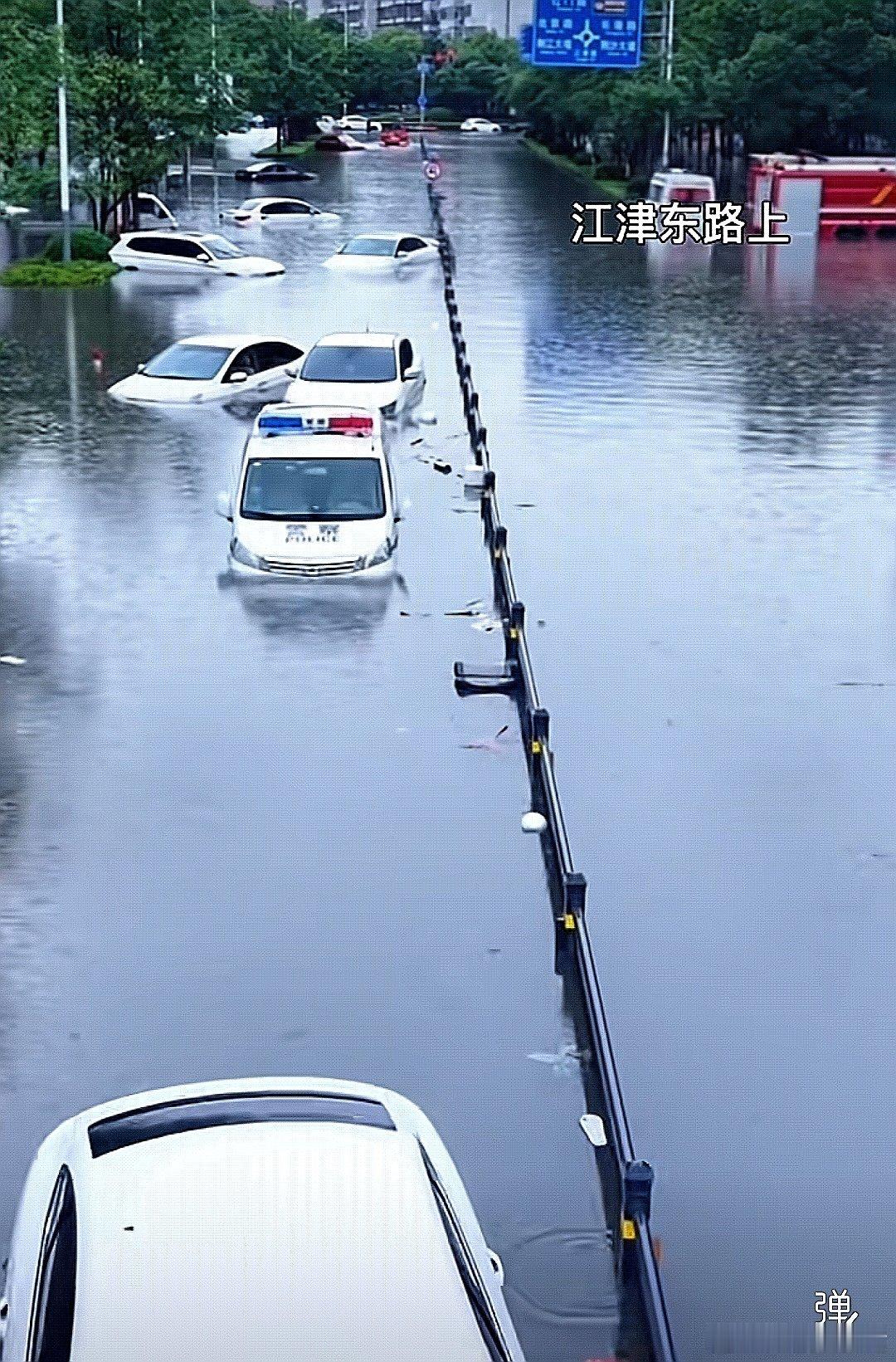 5月17日，中国大陆湖北省荆州市17日特大暴雨，路上多处被强暴雨淹没 