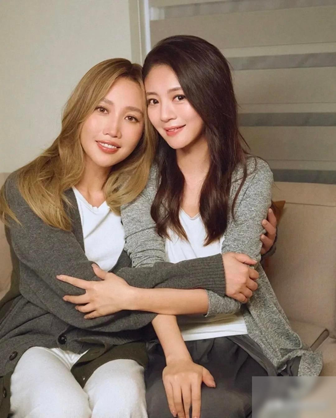 演员安以轩最近低调现身好友黄丽玲的MV，45岁的她，依旧让人眼前一亮。她不是大张