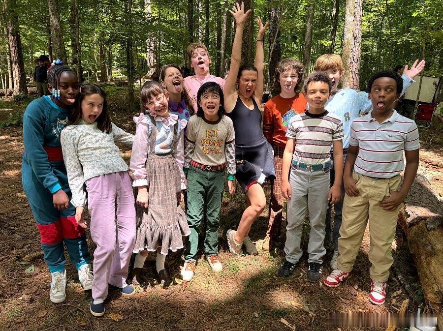 一波《怪奇物语》大结局幕后花絮照，有许多拥抱 怪奇物语第五季怪奇物语跨年电影愿