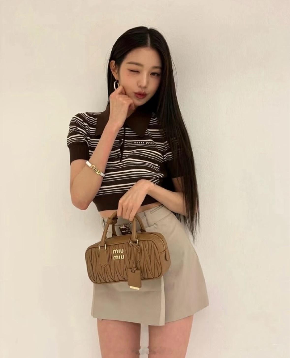 张元英这套美拉德穿搭太在线了短款条纹搭配高腰短裙，精准拉长身体比例 