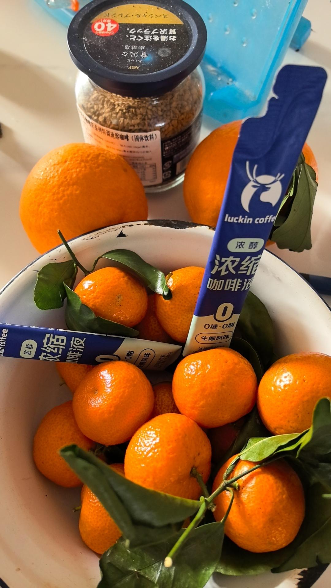 同样润到美丽国的“丁胖子金牌讲师”和“甜甜圈”，现在境遇天差地别。
他们放弃了在