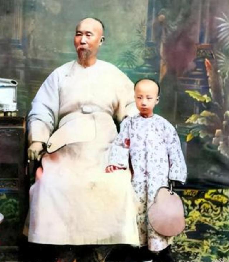 1901年，李鸿章死时，留给子孙10亿多元财产，没想到，52年后，他的孙子，43