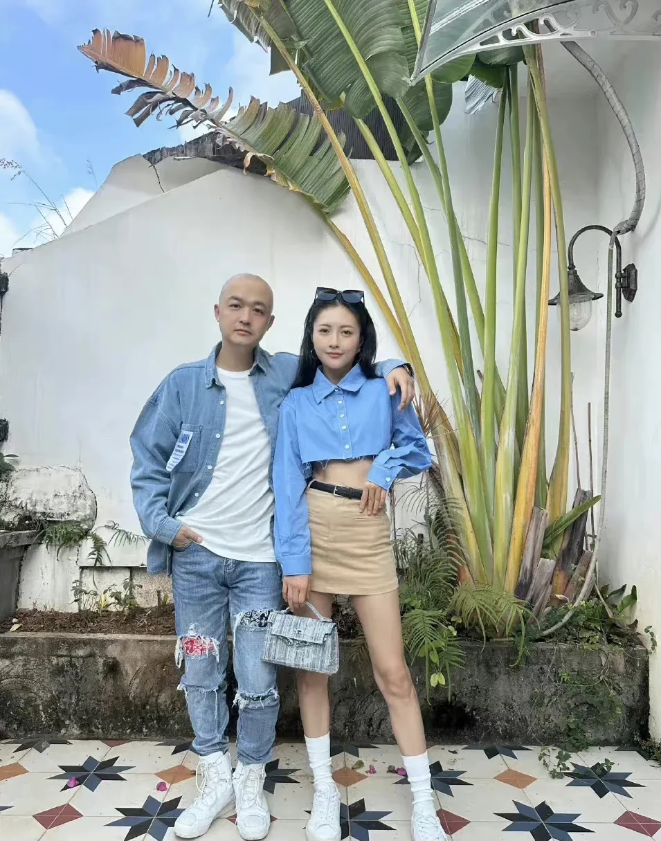 她看上包什么了？