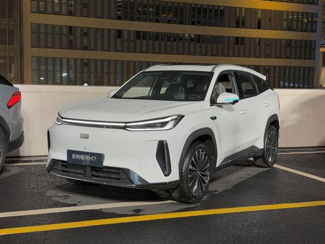 4月28日，吉利银河M7正式上市，新车定位紧凑型插混SUV，版本上共推出4款配置