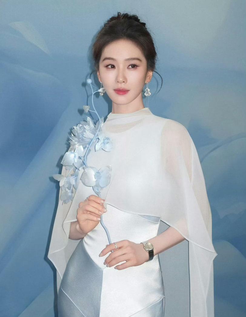 被刘诗诗的少女心可爱到！娃衣配色温柔治愈，版型小巧灵动，细节处尽显用心。没有繁杂