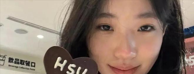 大离世五个月，小露面引发关注。小女儿Lily举办画展引起争议，被质疑模仿奈良美智