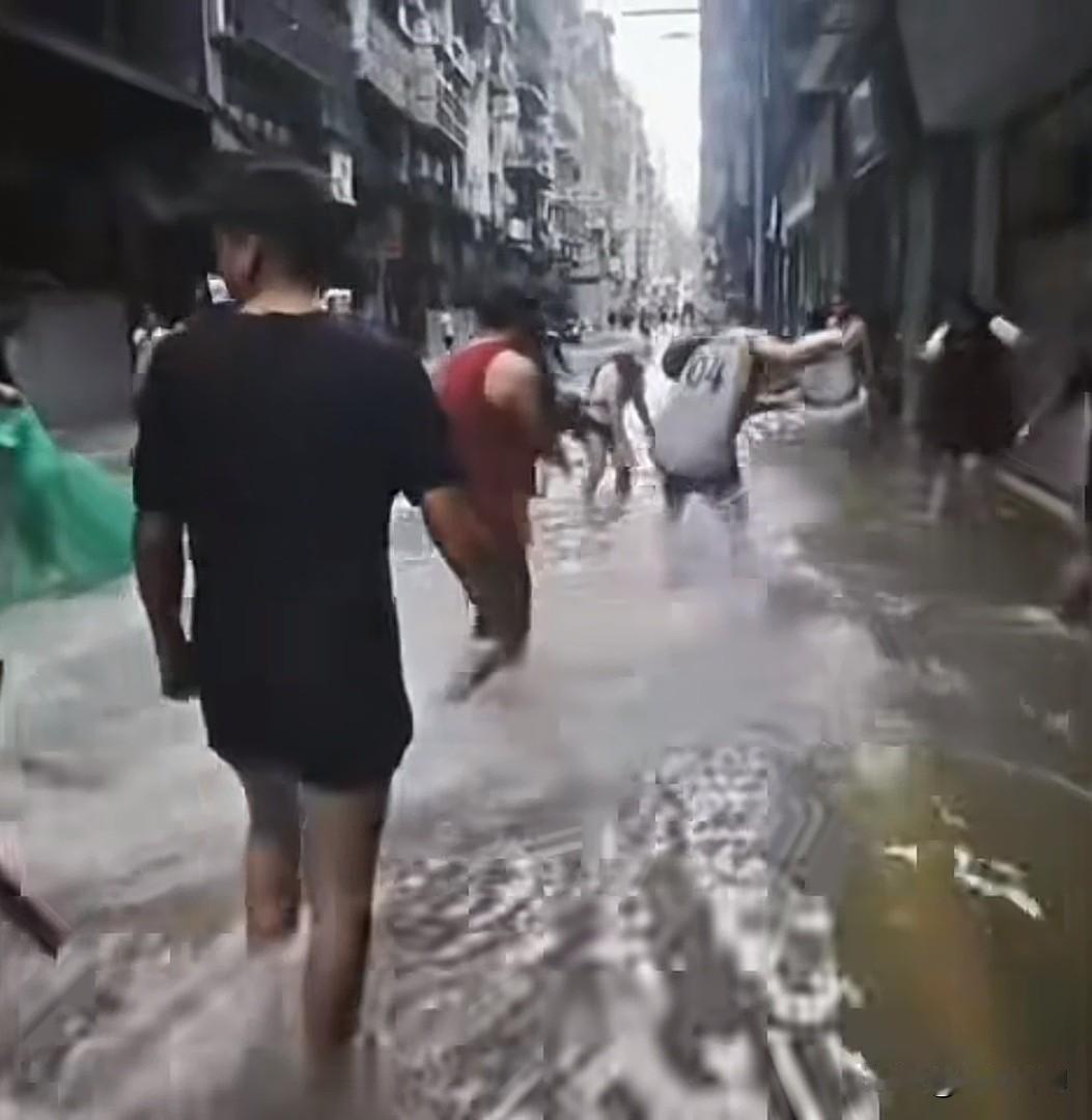 这两天，因受超强台风“桦加沙”的影响，澳门城区多处街道海水倒灌，成为一片汪洋。不