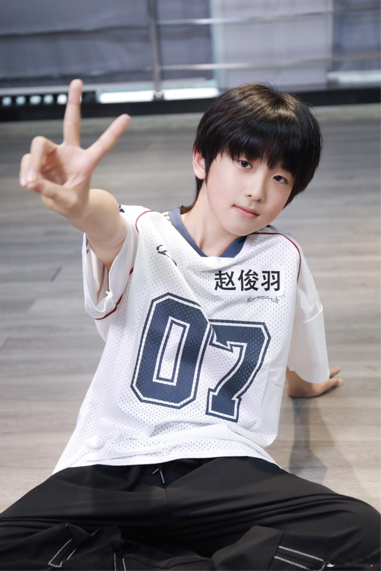 赵俊羽🧡赵俊羽 五代第一唱跳ace “如果思念有痕迹 我想树上的每一片叶子都是