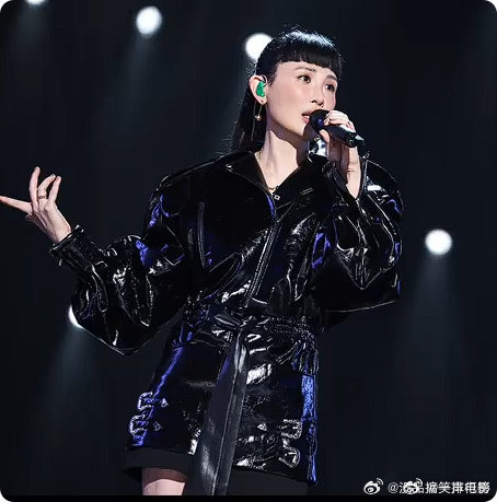 魏如萱胡萝卜耳钉形象气质百变多样，可爱风的造型看着格外亲切治愈歌手歌单