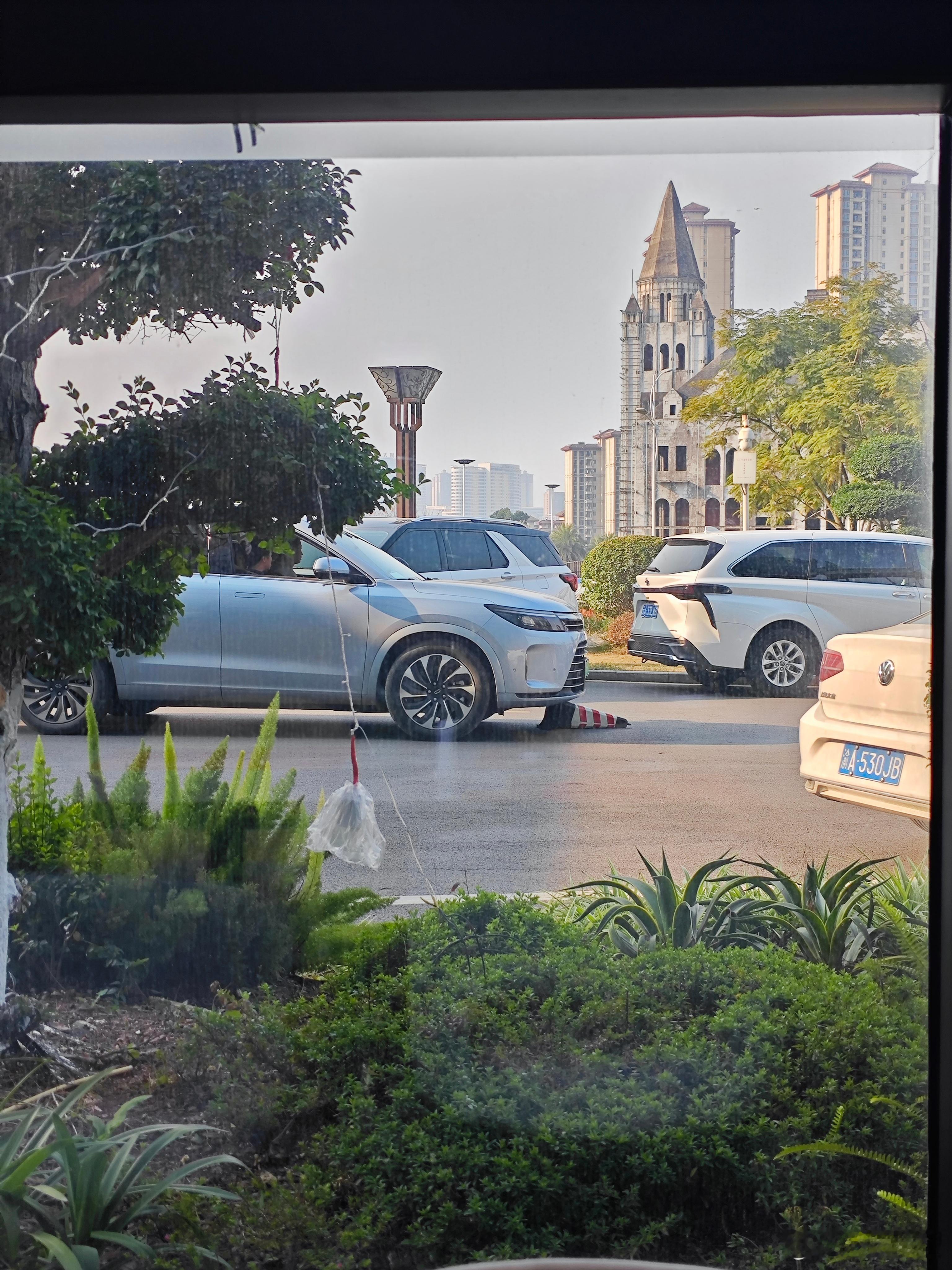 吃着饭就看见个问界M7推着锥桶过来了 泸州