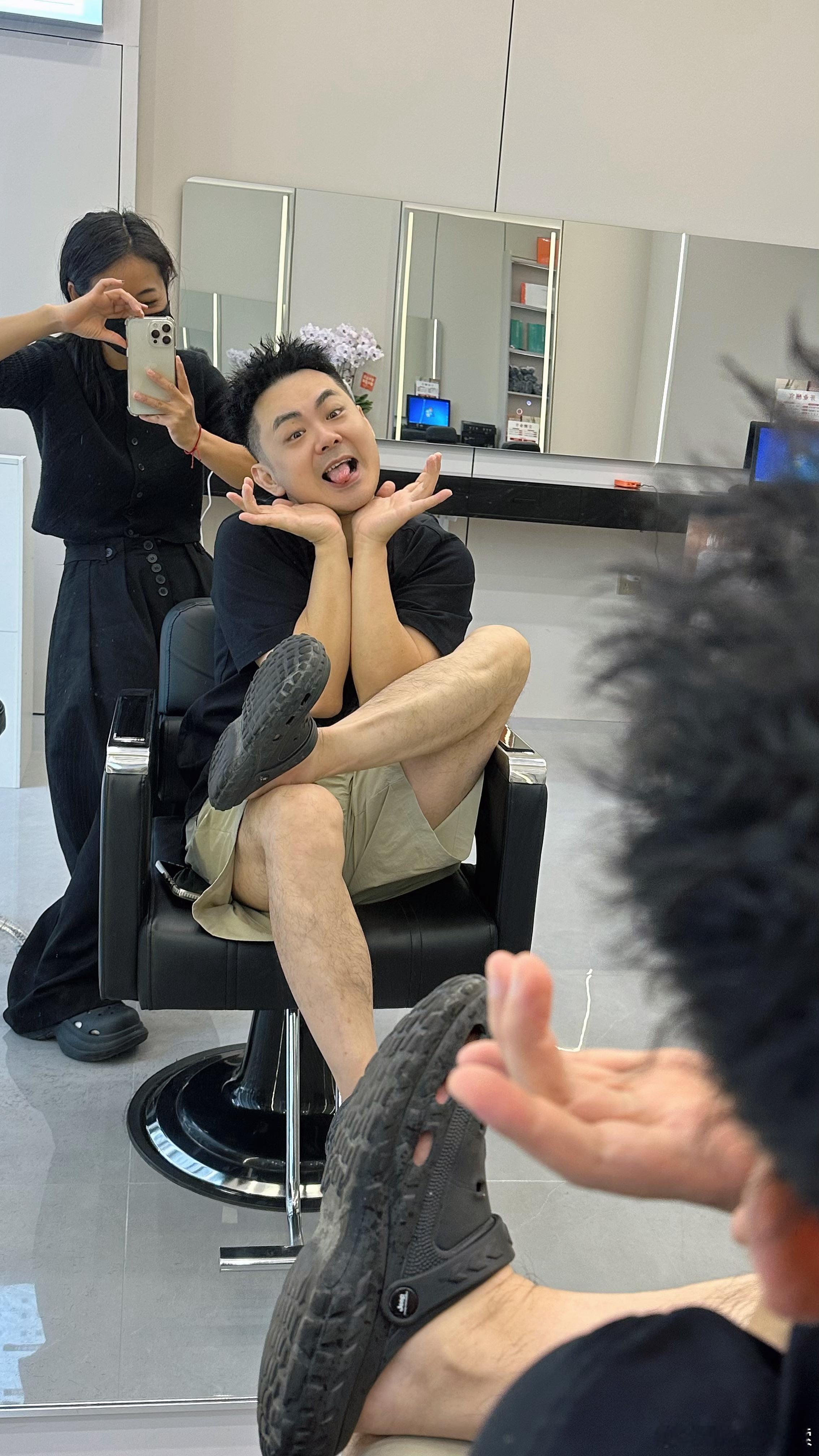 你不管 你管不到 我发型够潮 照片照得好 ​​​