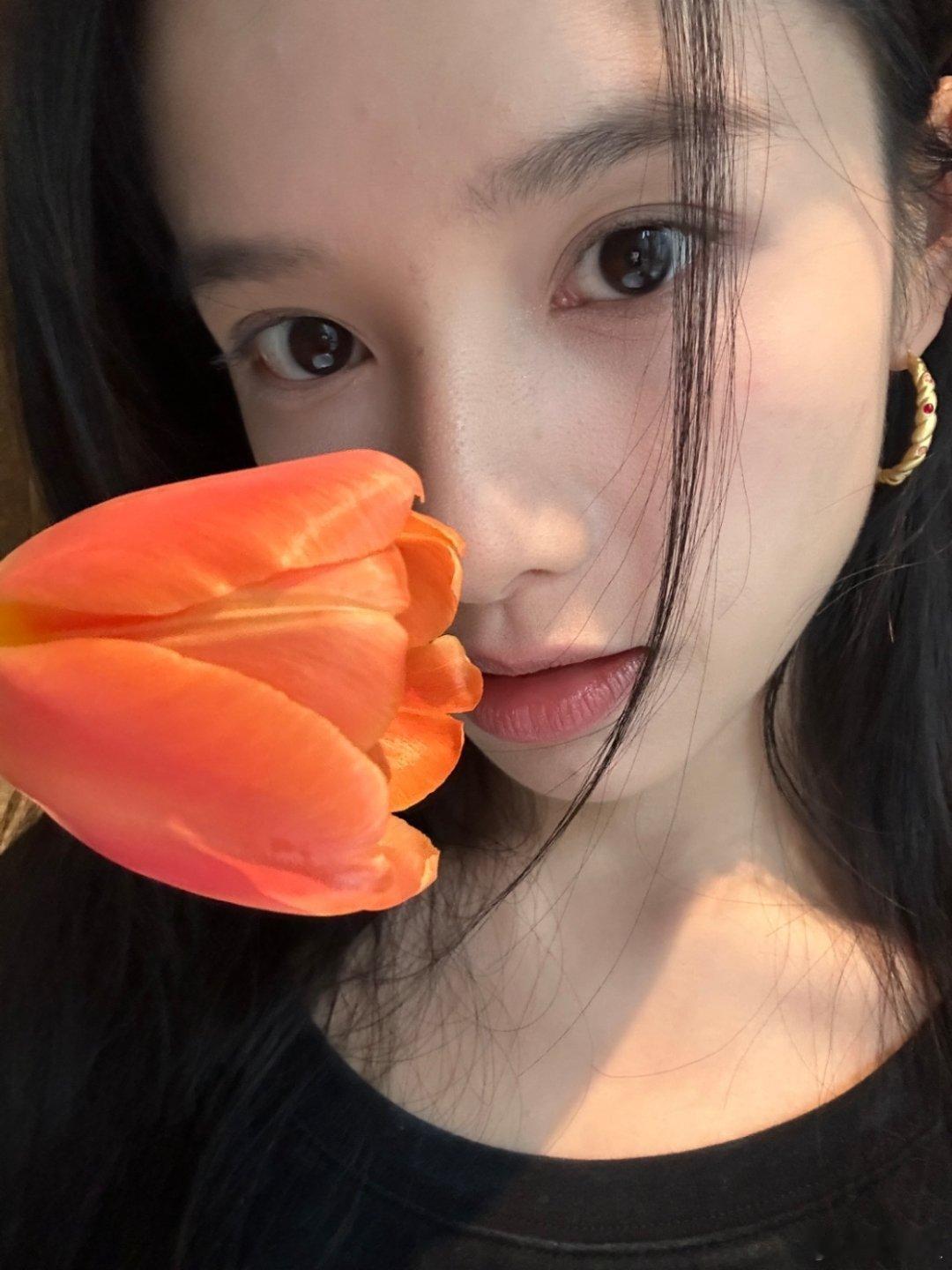 #张婧仪也会卡粉##张婧仪郁金香遮眼# 张婧仪怼脸自拍，好真实的皮肤状态啊，女明