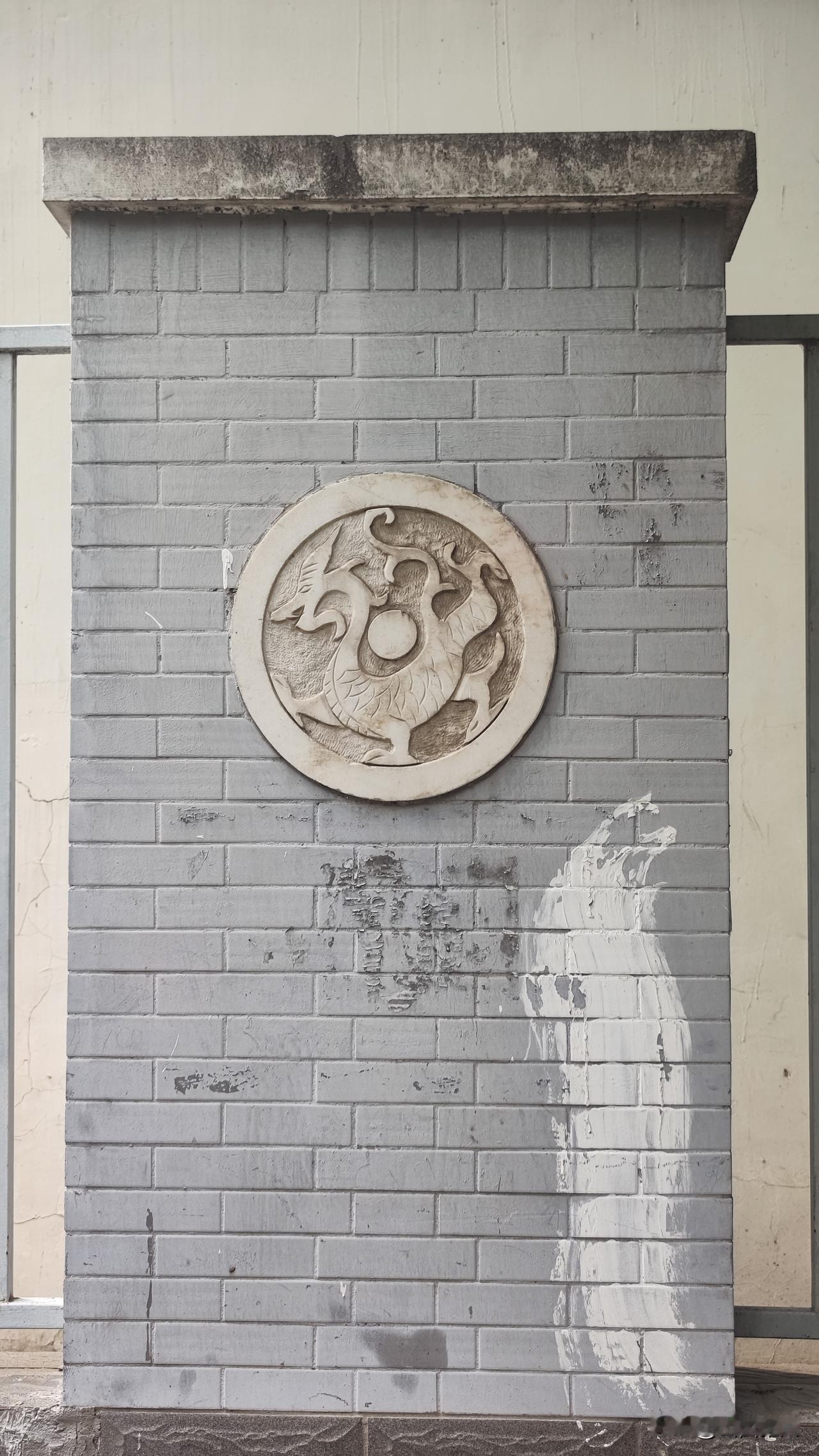 老城小惊喜，藏在街头寻常角落。

        都说太原是龙城，城里随处可见龙