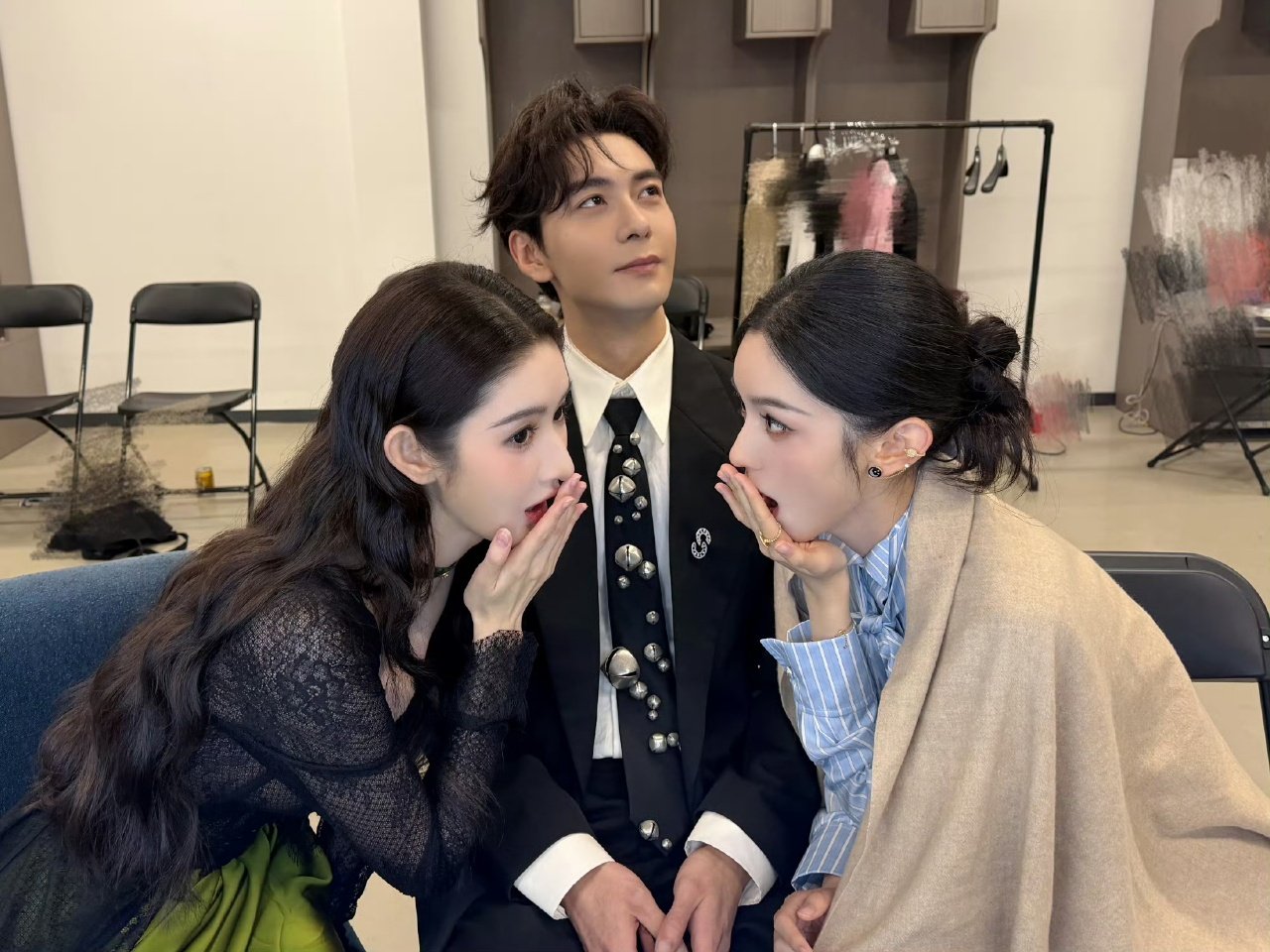 王玉雯现场聊不尽兴回休息室接着聊陈星旭头一回cos桌子 哈哈哈真的要被这个王玉雯