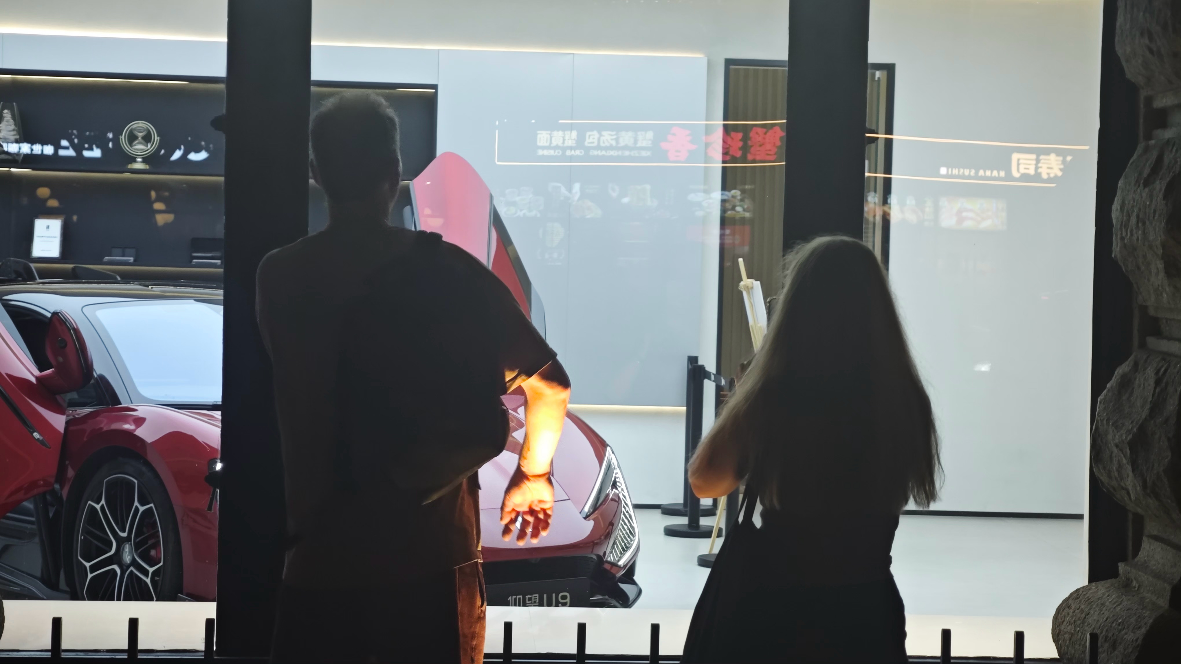 上海外滩的仰望店，总会有很多人驻足拍照，各国的都通杀仰望 ​​​