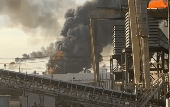 #美国得州炼油厂发生爆炸# 美国福克斯新闻报道，当地时间3月23日，美得克萨斯州