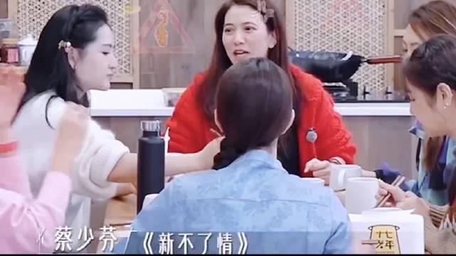 #袁咏仪 不能拿我跟蔡少芬比普通话# 
为什么袁咏仪会这么介意拿她跟蔡少芬比普通话呢？因为蔡少芬的普