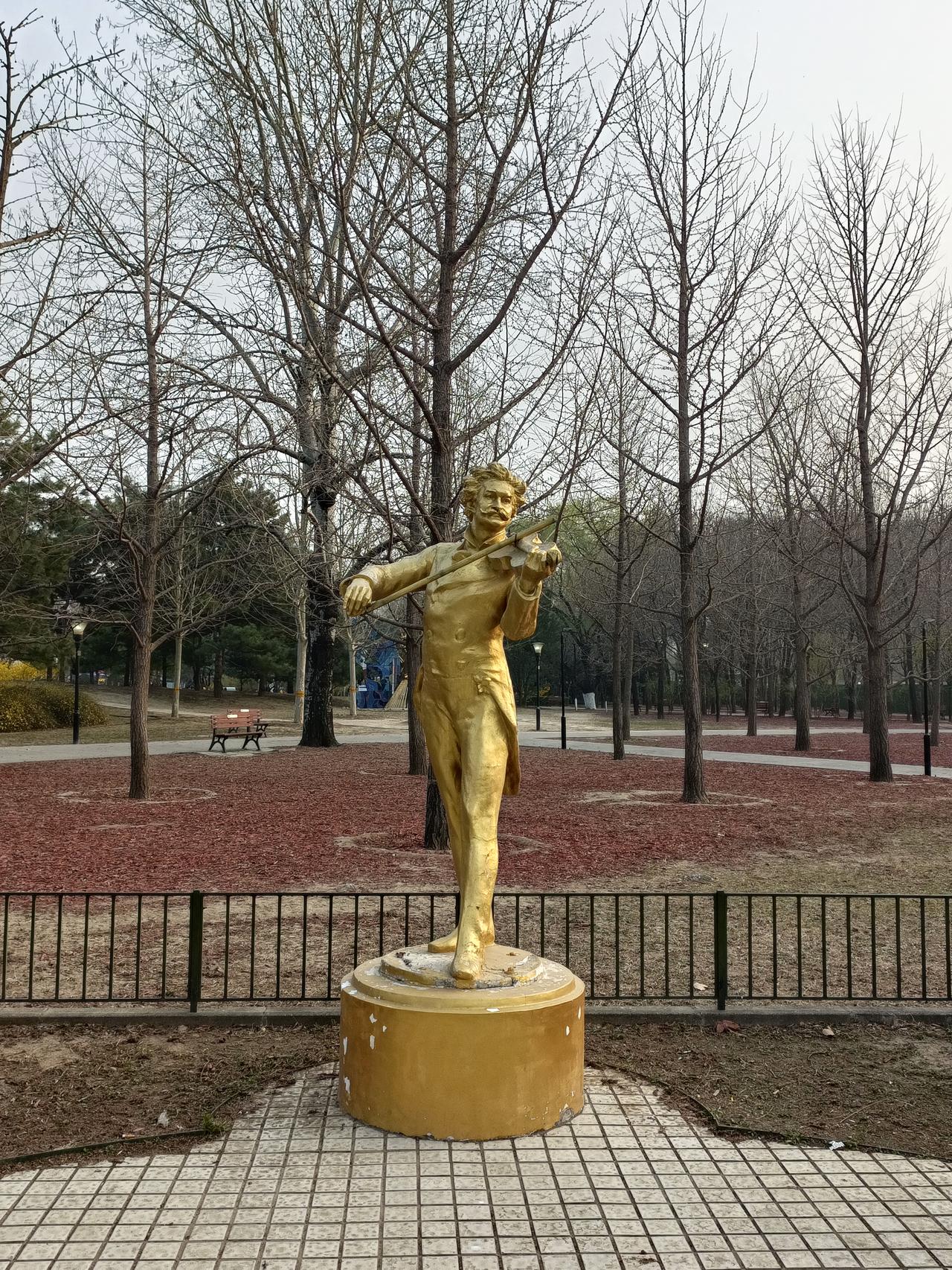 春日生活打卡季朝阳公园里的雕塑代表着一个时代的变迁，每个雕塑都有着现实意义