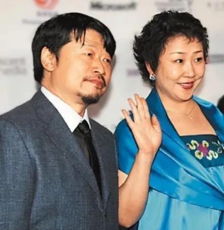 孔笙导演瞒了你整整十二年。父母爱情里那个扶着土墙的干瘪老太婆，真实身份是个身段柔