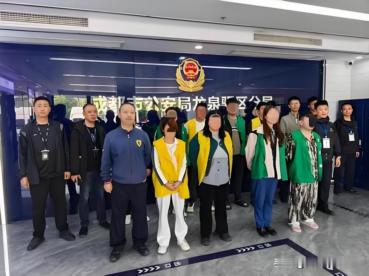 滕州公安近日打掉一个特大侵犯公民个人信息团伙，28名嫌疑人全部落网，现场查获非法