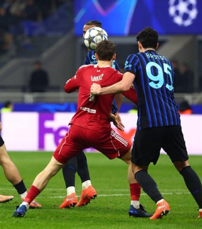 意大利评论员也不服这个点球如果这样都能判点球，那角球进攻时至少该判18个点球。这