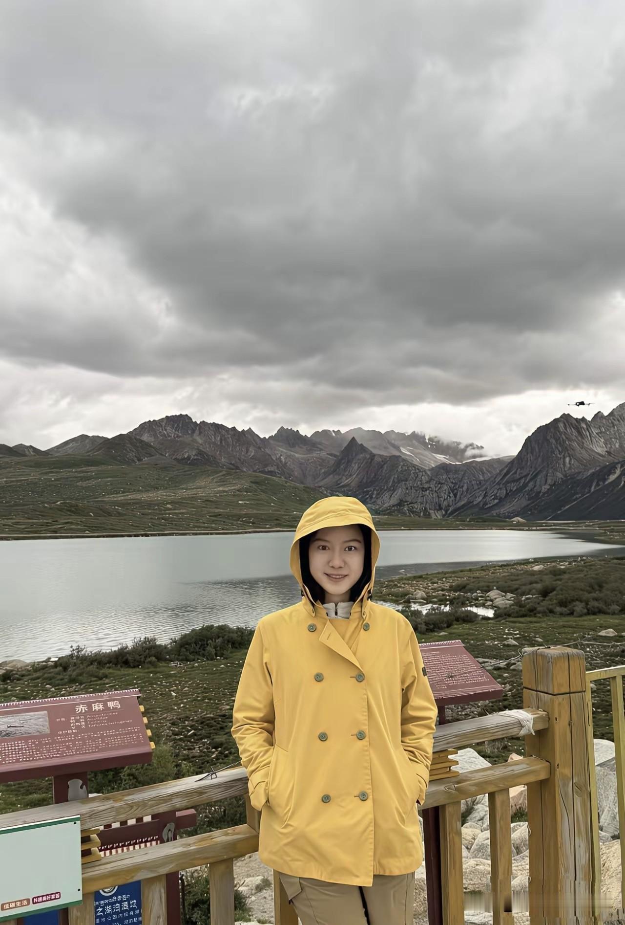 杨夫人翁帆近日旅游照，杨振宁去世快一年了，她经常出去旅游调节心情，可以看得出来，