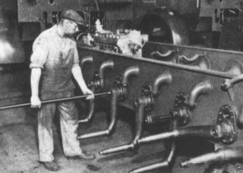 SDKFZ9型18吨半履带牵引车的组装厂照片，可见处于不同阶段的车辆，以及零部件