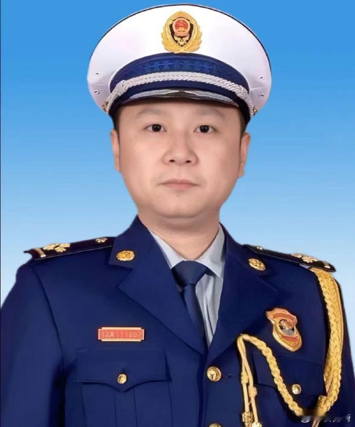消防英雄陈陆，于2020年7月22日，在执行抗洪抢险救援任务、营救被困群众过程中