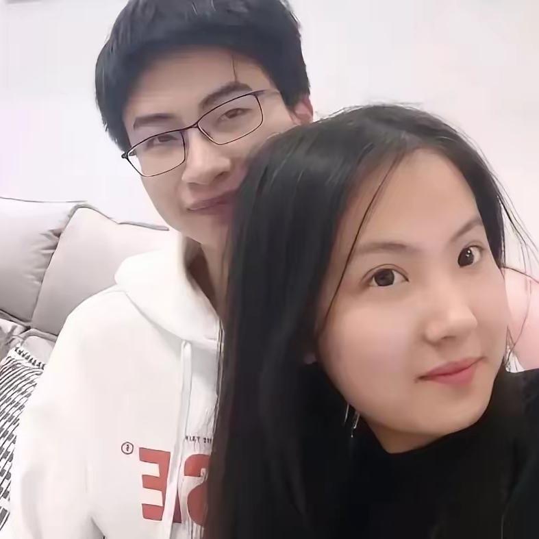 关于庞众望的这个对象吧，
有句话不知道该不该说。
就是感觉这个女生从里到外，
都