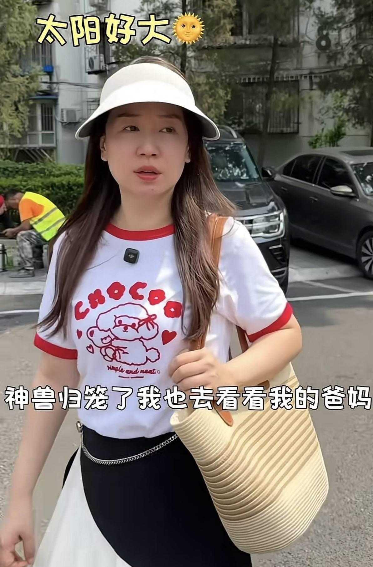 44岁关凌回娘家，父母在北京住300平复式，双开门冰箱放9年前辣酱
44岁的关凌