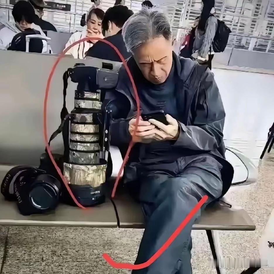 千万别以貌取人！高铁站这一幕太有感触了
 
一位大爷穿着朴素，安安静静坐在椅子上