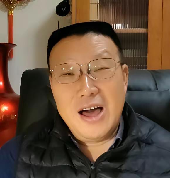 又出来刷存在感了！
消失许久的老潘突然跳出来直播，这波操作实在耐人寻味。
 
他