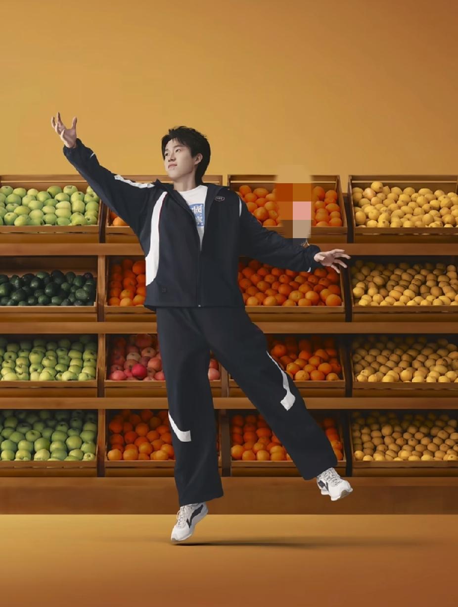哈哈这张图太有梗了😂
王楚钦这张开阔舒展的姿势，好多人调侃是“北舞苗子”！
身