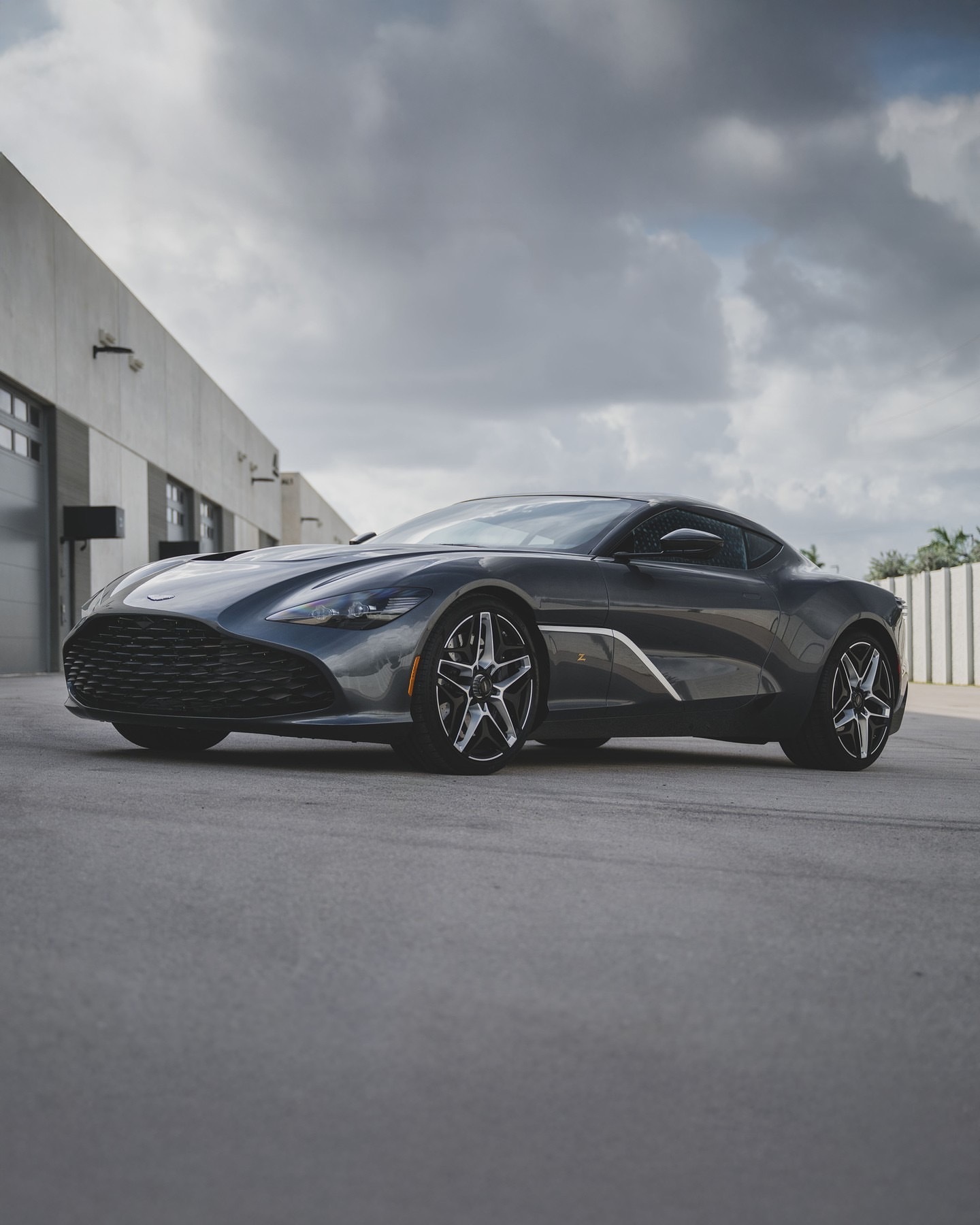 Car时尚  这款车型仅生产了19辆。在首次合作七十年后，阿斯顿·马丁和扎加托回