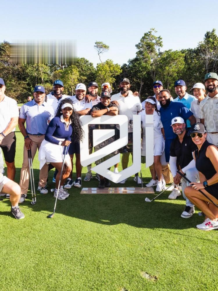 人生赢家！德隆带性感未婚妻参加高尔夫比赛 嫂子这身材相当哇塞