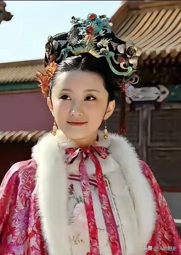 1725年，14岁的乾隆被安排第一个试婚宫女，侍寝后让他终生难忘。她身着薄纱衣裳