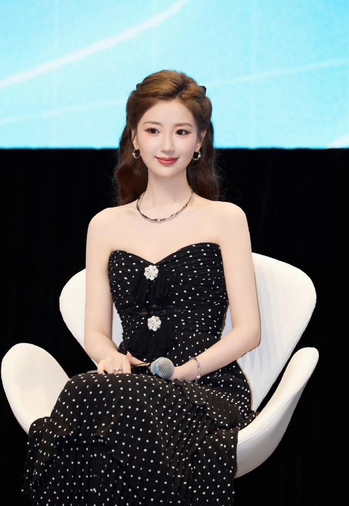 近日毛晓彤在出席活动的时候穿了一件黑色的波点长裙，看起来年轻又漂亮。

毛晓彤这