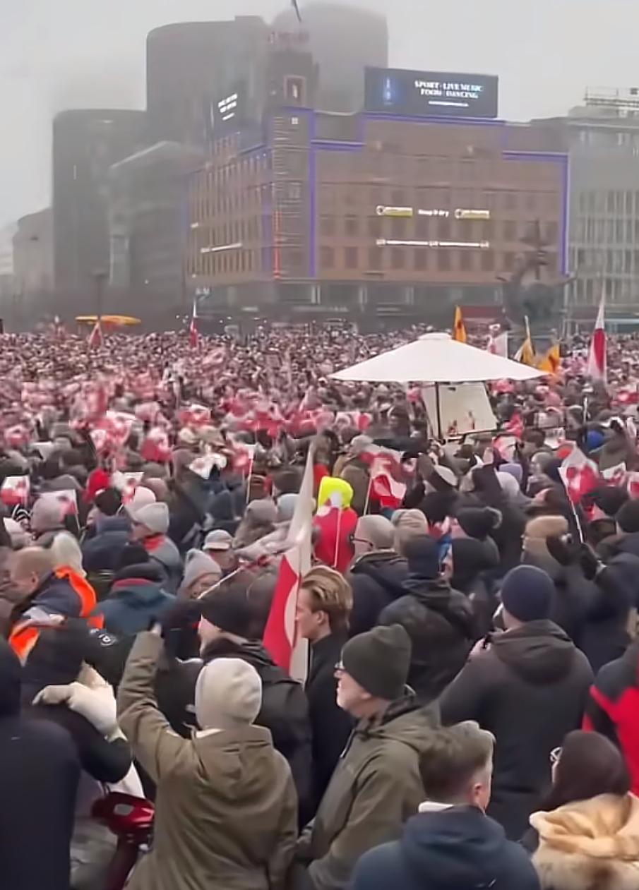 1月17日中午12时起，丹麦首都哥本哈根的民众在市政厅广场聚集，高呼“美国人请走