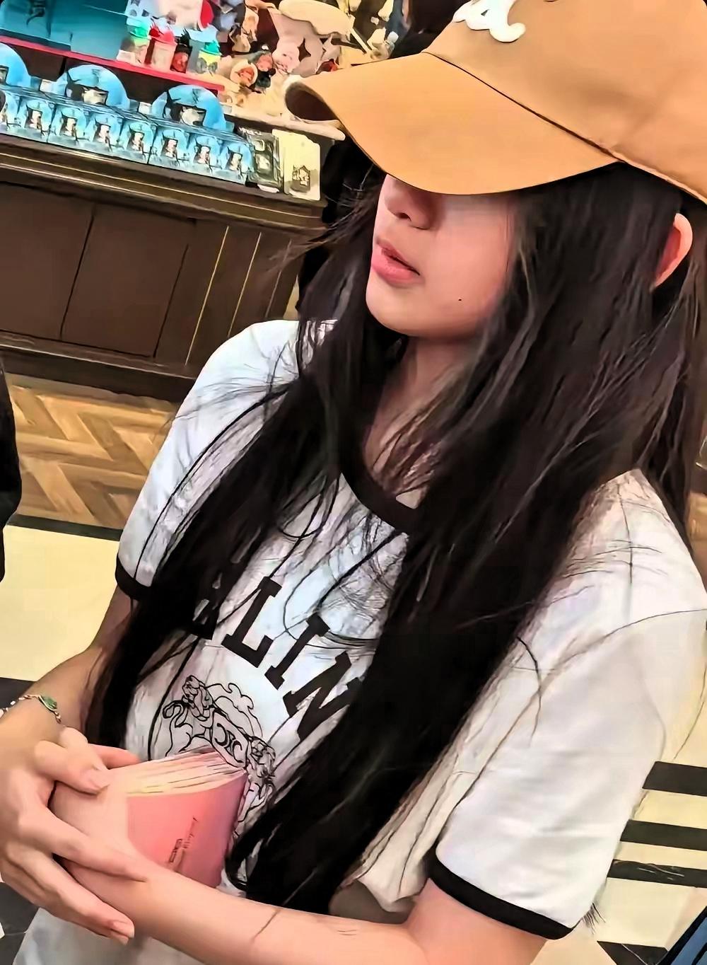 小玥儿她现在不亲近马筱梅, 总是避开人, 也不理会祖母, 新的照护者, 大家能看