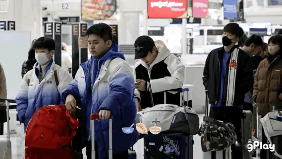 回家啦！
大头带着荣誉回家啦
小石头貌似在沉思着什么
可能还在复盘和张本那厮打球