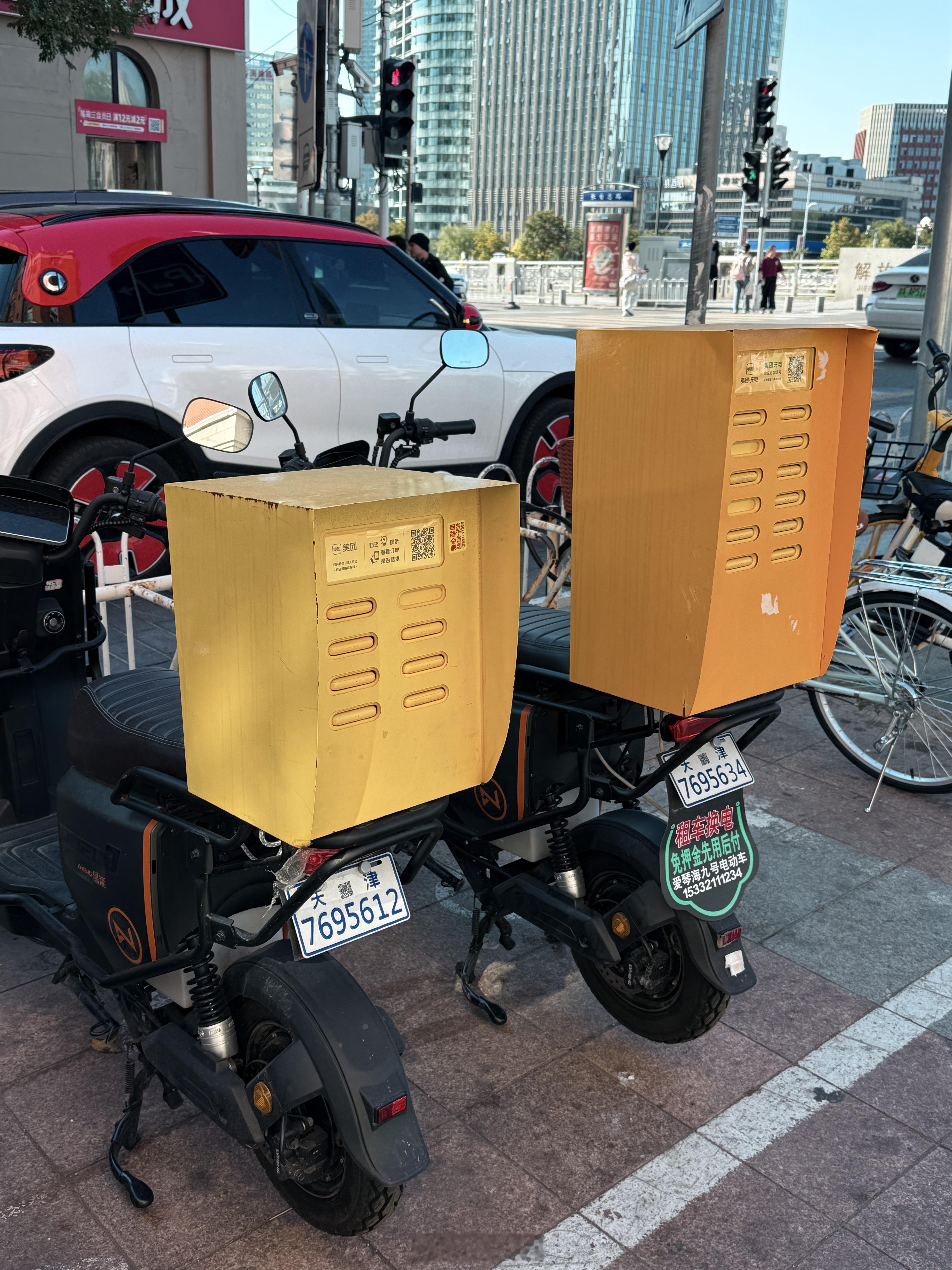 电动车拉着充电宝箱，第一次见……buff叠满了  ​​​